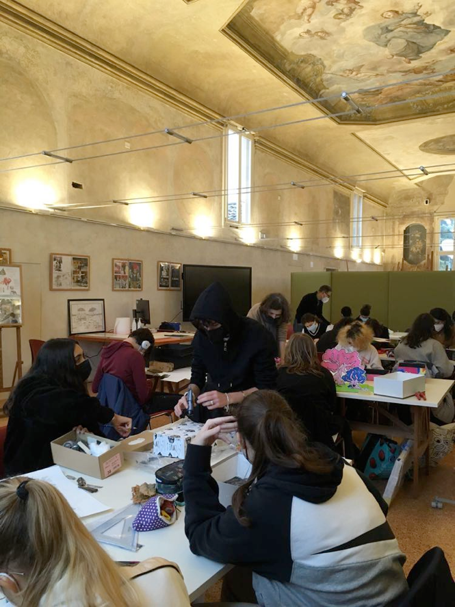 Ragazzi in aula intenti a lavorare su progetti d'arte